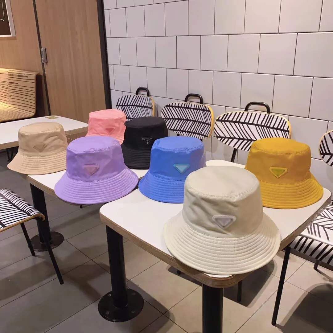 8 스타일 2021 여성을위한 고품질 양동이 모자 패션 클래식 매력 검은 흰색 삼각형 편지 인쇄 나일론 모자 가을 봄 어부 모자 태양 모자
