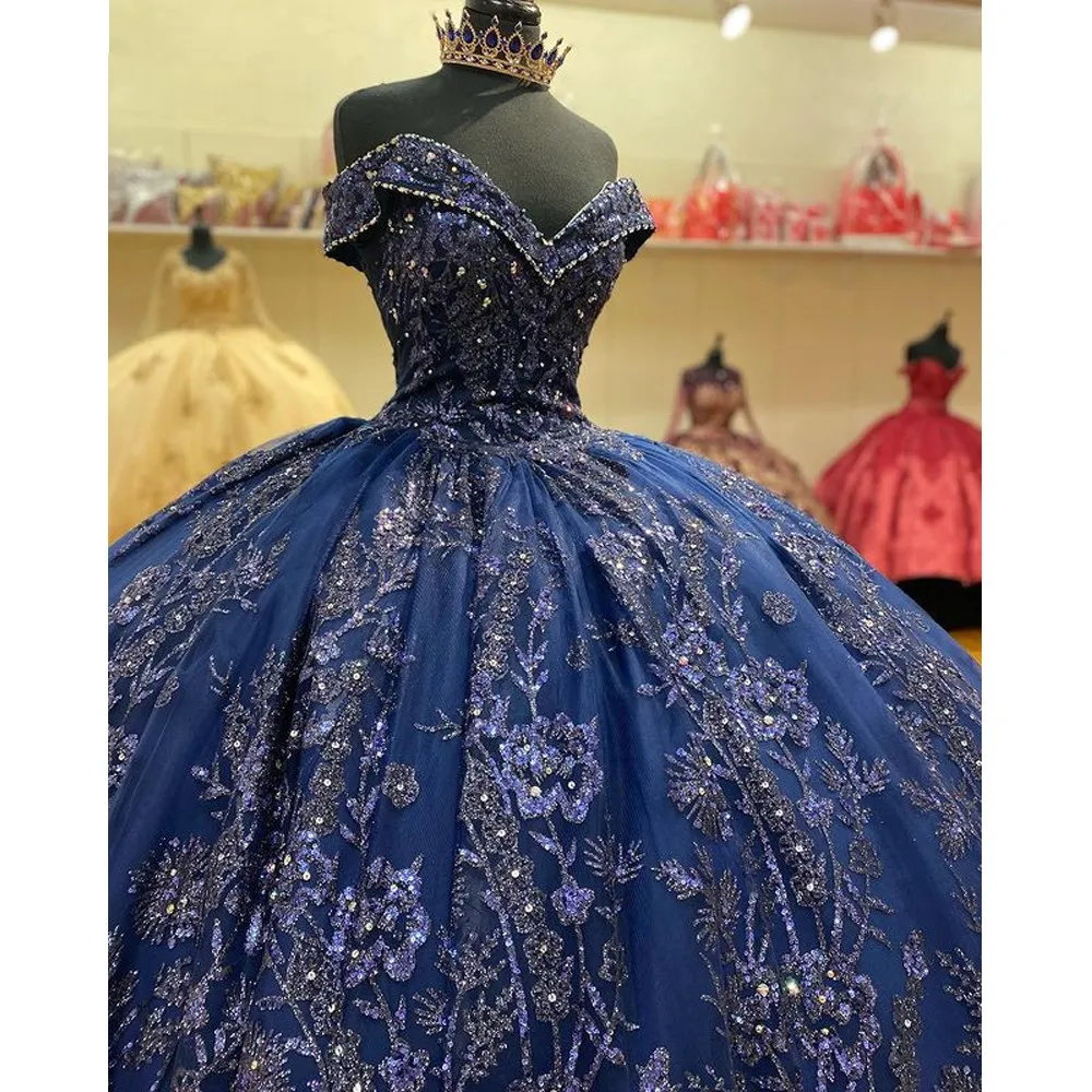 Luksusowe wyszywane koralikami granatowe sukienki Quinceanera z koronkową aplikacją Off The Shoulder Sweet 16 Dress vestido de 15 anos balowe suknie na bal maturalny