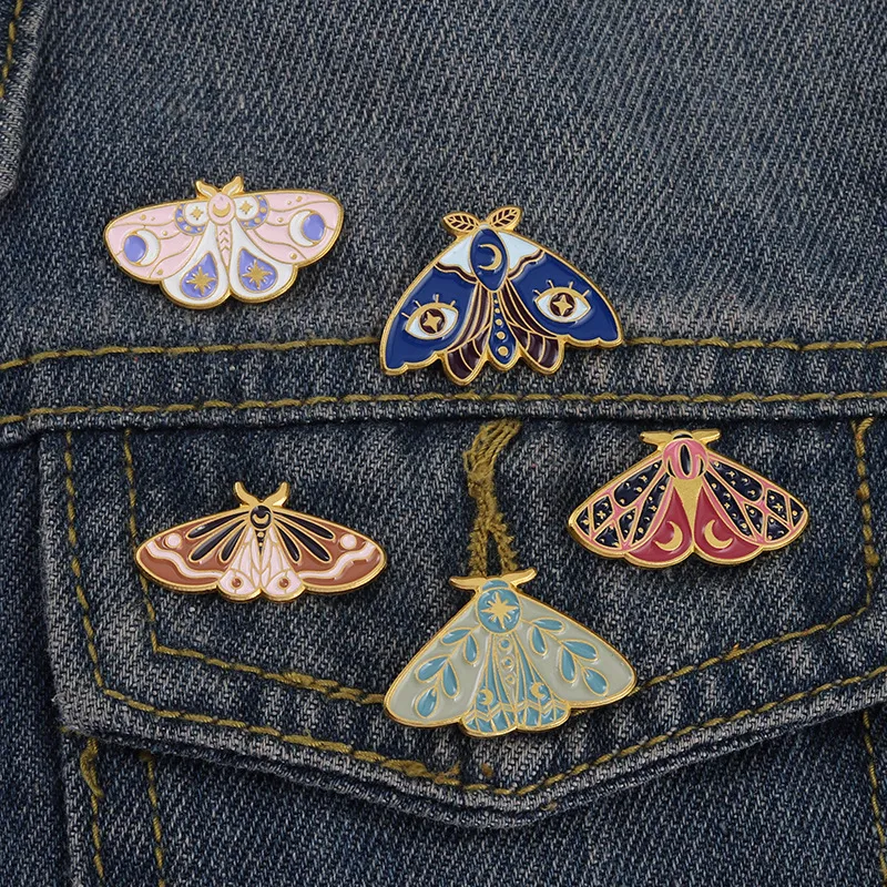 Kvinnor Insektserier Kläder Broscher Butterfly Moth Model Drop Oil Pins Europeiska legering Moon Eye Eyamel Cowboy Ryggsäck Badge Jewel201m