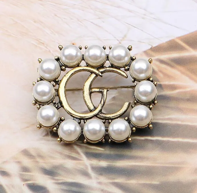 Berömda designmärke Luxurys Desinger Brosch Women Rhinestone Pearl Letter Brosches Suit Pin Fashion Jewelry Clothing Decoration Accessories