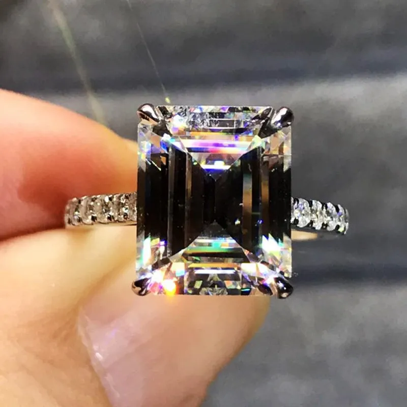 Fedi nuziali di fidanzamento in argento sterling 925 di lusso per donna Anello con diamante simulato 4CT con taglio smeraldo Gioielli in platino