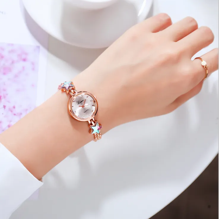 Mode Armband Temperament Frauen Uhr Kreative Kristall Bohrer Weibliche Uhren Vertraglich Kleine Zifferblatt Stern Rose Gold Damen Wristw274M