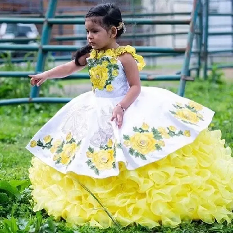 Bescheidenes mexikanisches weiß-gelbes Mini-Festzug-Quinceanera-Kleid für kleine Mädchen, Neckholder, 3D-Blumenblumen, Spitze, Blumenmädchen-Erstkommunionkleid CG001