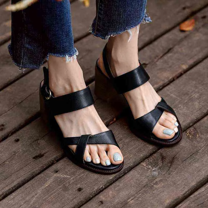 Sandels Summer Shoes Kvinnor Kow Läder Rund Toe Chunky Heel Sandaler För Kort Solid Färg Back Strap Roman 220303