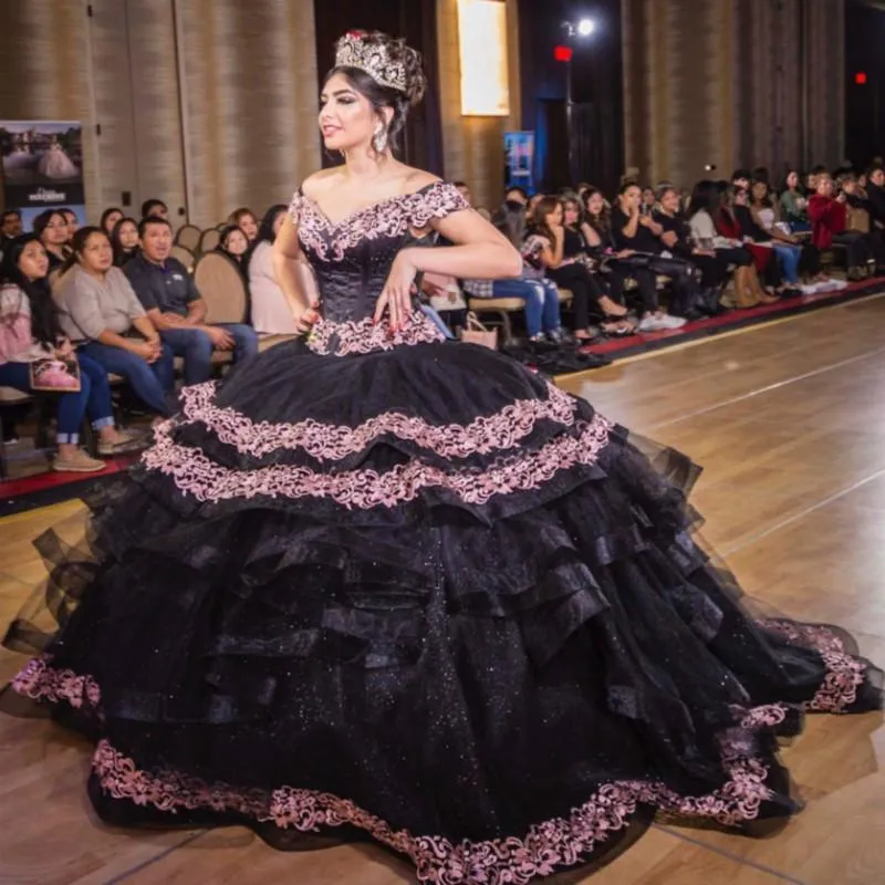 Vintage Siyah Quinceanera Elbiseler Prenses Balo Kapalı Omuz Pembe Dantel Aplikler Katmanlı Uzun Tatlı 16 Elbise Balo Parti Giymek 15 Yıl Vestidos