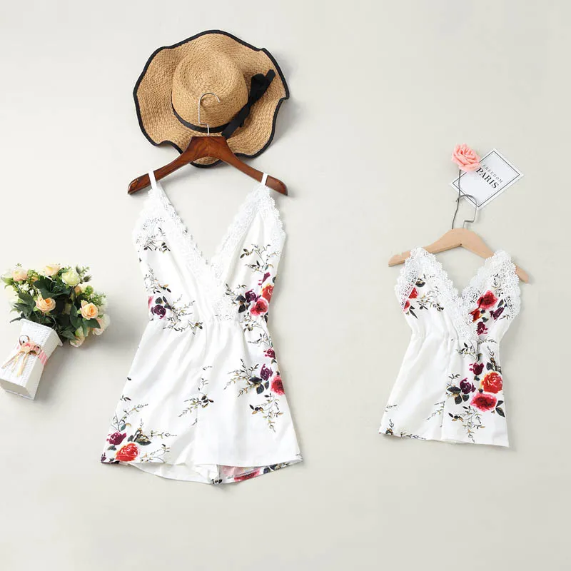 Familie passende Outfits Mutter Tochter Overall Baby Strampler Kinder Mädchen Kleidung Sommer Spitze Blume Kinder Strandkleid einteilige Kleidung Shorts B6300