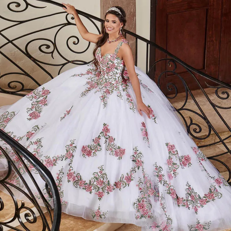 Charmig Vit Quinceanera Klänningar Petal Ström Broderi Söt 16 Gäster Tulle Vestido de 15 Anos Ball Prom Crows