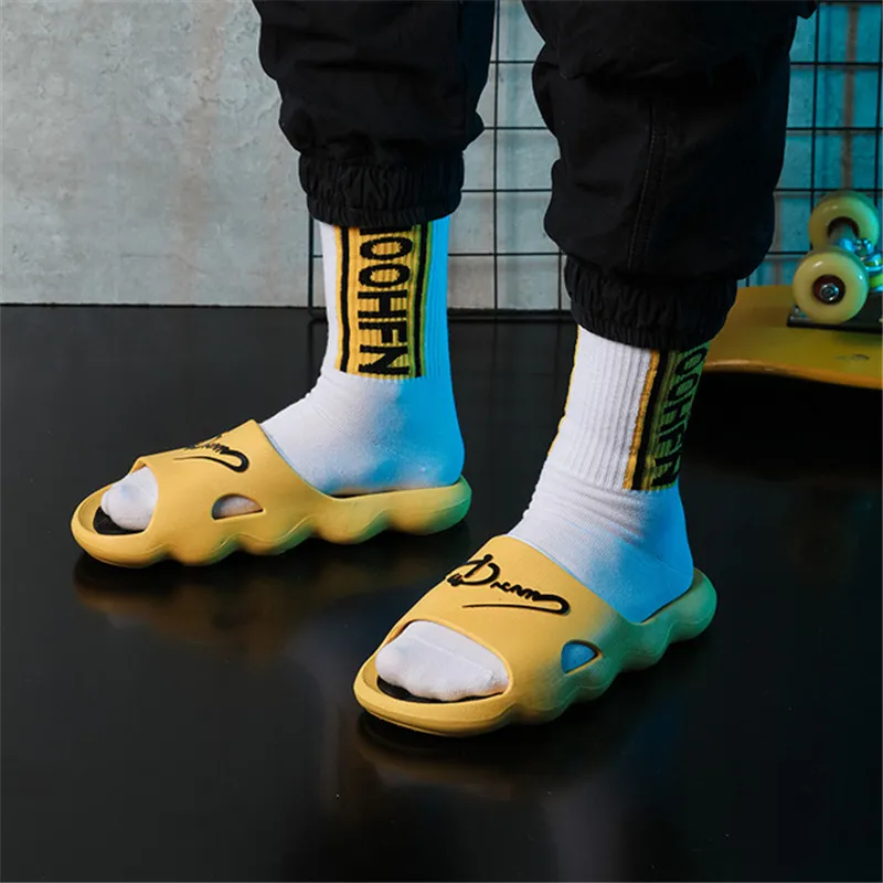 2022 최고 품질의 여름 미끄럼 방지 욕실 슬라이드 플롭 커플 Unisex 플랫폼 슬리퍼 홈 남성 슬리퍼 간단한 단색 신발