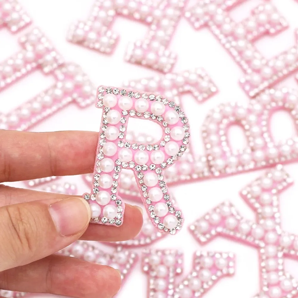 Toppe con lettere di perle con fondo rosa Applique con strass in alfabeto inglese per vestiti Cucire su patch Stripe Badge Nome fai da te Strumenti artigianali