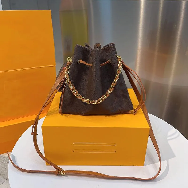 Lady Gold Chain Umhängetasche Kordelzug Bucket Bags Handtasche aus Rindsleder Braunes Blumen-Kurierpaket Großvolumige Geldbörse mit Briefdrucken