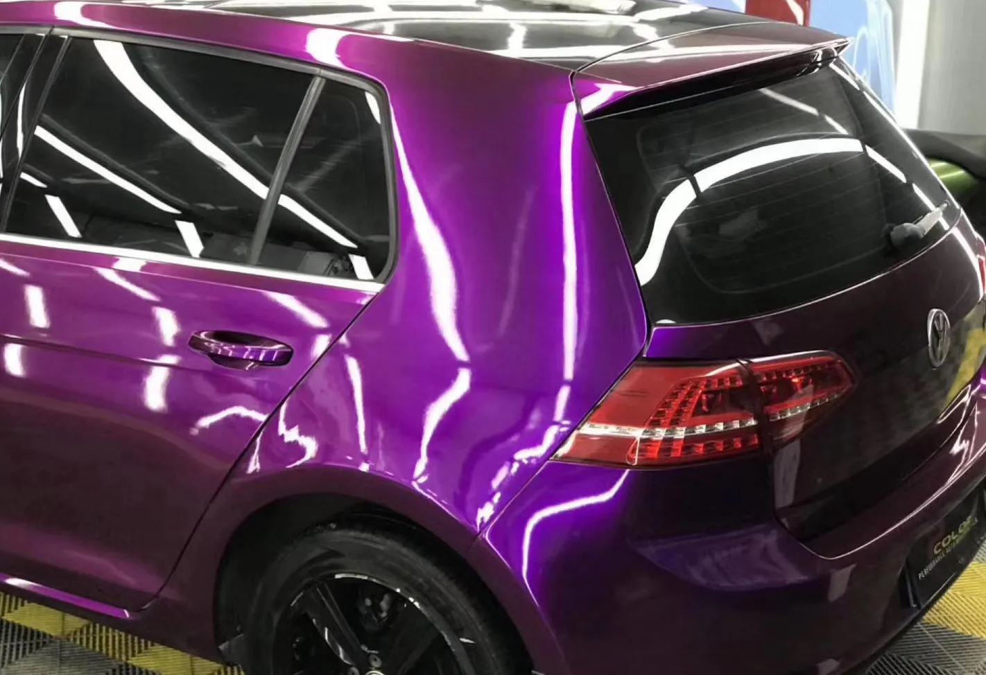 Carro Roxo Brilhante Um Carro Roxo Com Um Brilho Neon Na Lateral