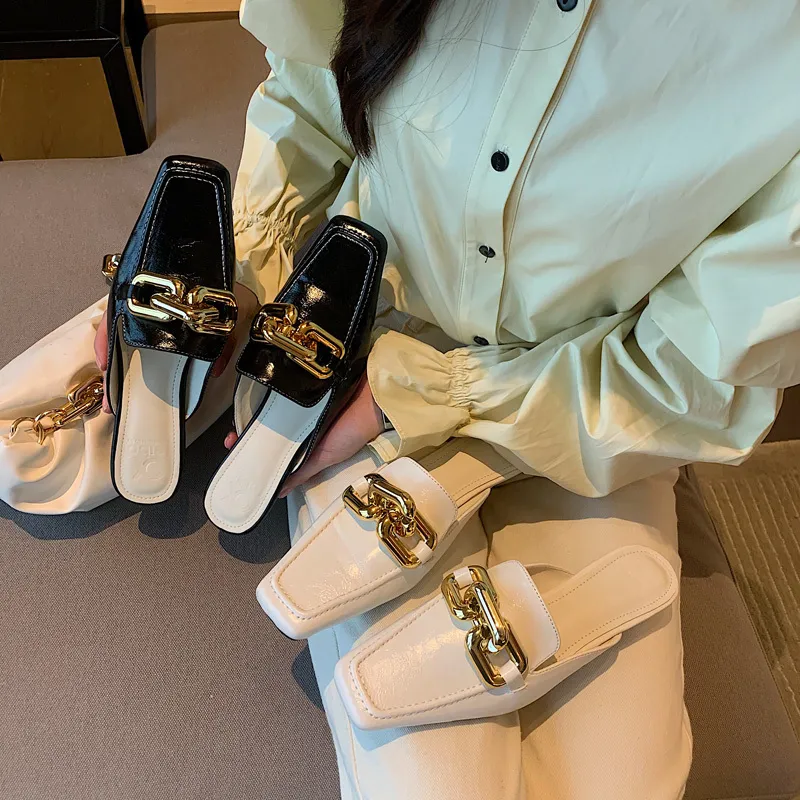 Мода женщины тапочки квадратный носок металлическая цепь толстые середины каблуки неглубокие скольжения на мулах туфли черные / белые дамы сандалии размер 35-39 210513