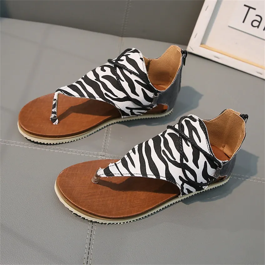 2021 Kvinnor Designer Sandaler Flat Tofflor Klassisk Leopard Style Flip Flops Sommarstrand Animal Färger Tjej Slides Casual Skor Storlek 35-43 W5