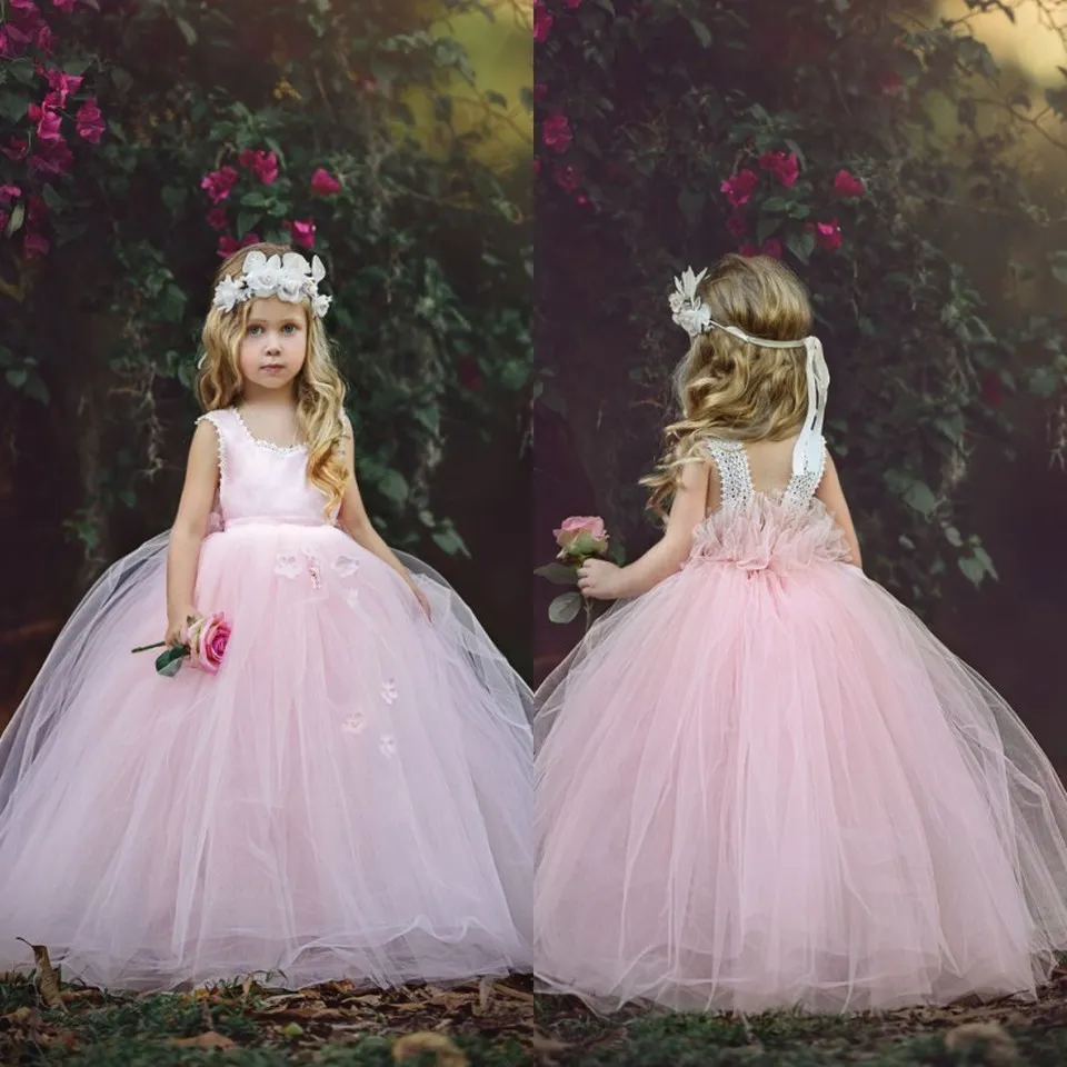 Fabelhaftes neues Design, rosa Blumenmädchenkleider, Prinzessin, Flügelärmel, gerüscht mit handgefertigten Blumen, Party- und Geburtstagskleider für kleine Mädchen 2022