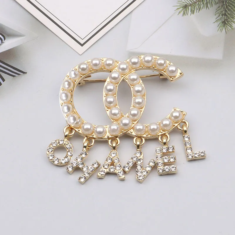 Broches de luxo com letras de marca de designer de marca de borla banhado a ouro 18K cristal strass jóias broche de pérola pino homens casamento festa de casamento acessórios de pano