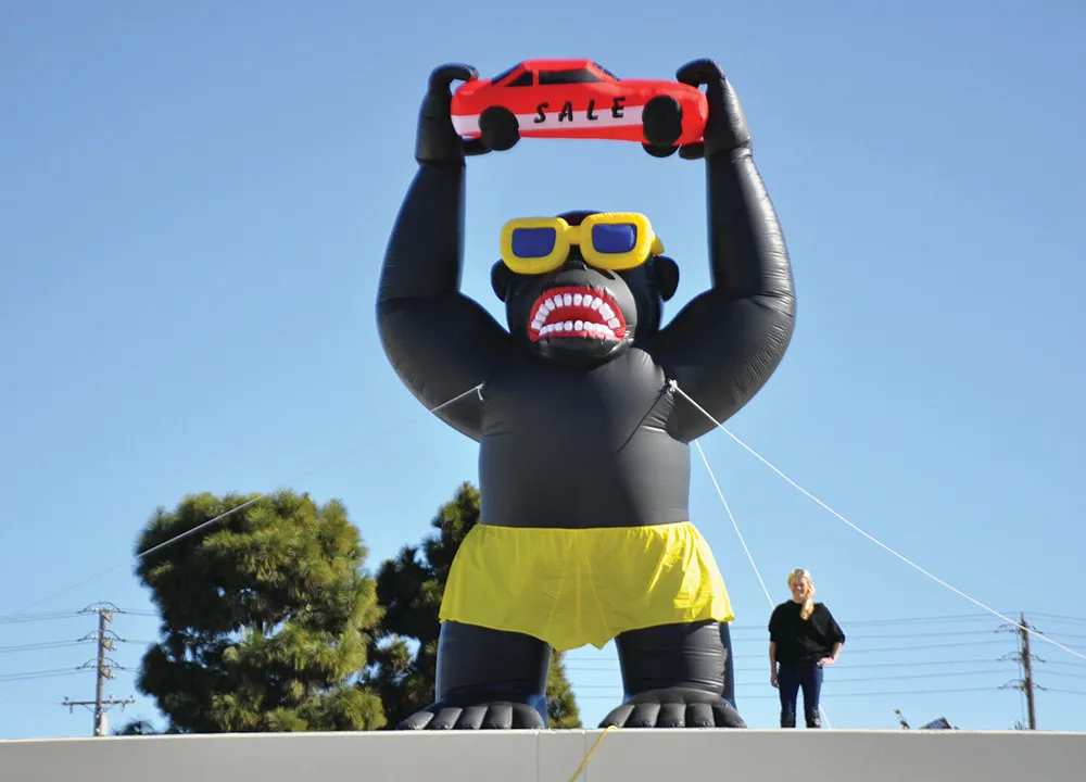 Atividade gigante personalizada promocional ao ar livre preto inflável kingkong gorila chimpanzé modelo animal com carro de retenção para publicidade