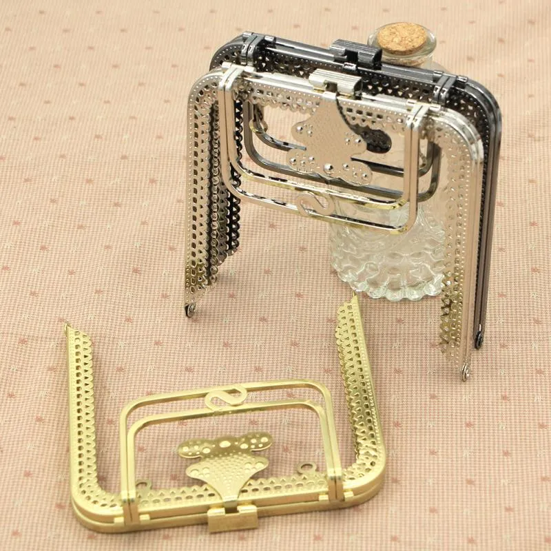 Accessori per parti di borse 13 CM Fornitore di fabbrica in Cina Fori per cucire Maniglia Appendiabiti Borsa di moda con struttura in metallo