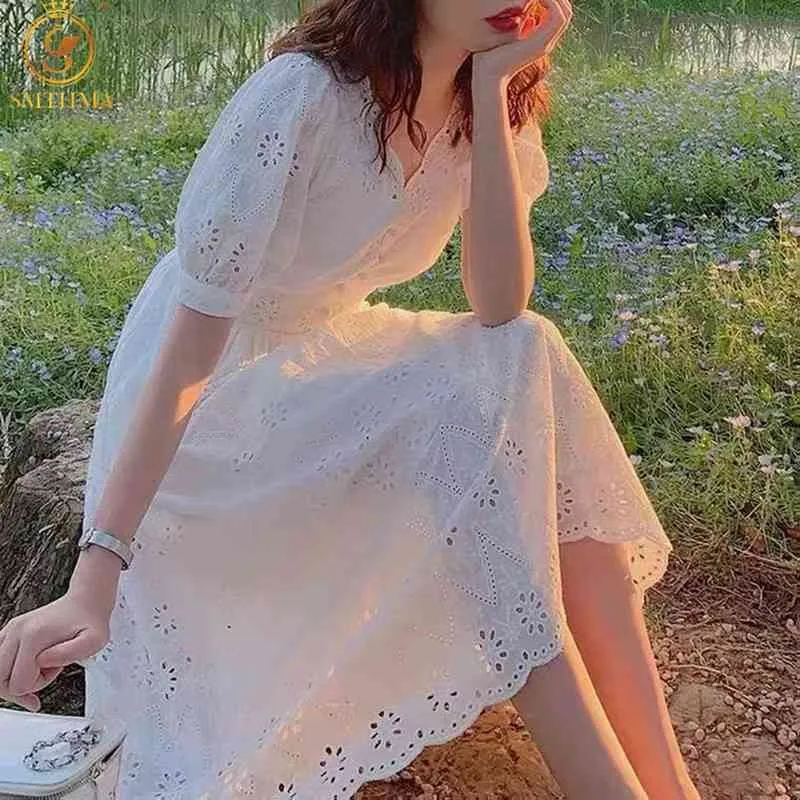 Elegante abito in cotone con ricamo floreale bianco Donna Casual Alta moda Sexy con scollo a V Abiti di media lunghezza Abito estivo da donna 210520