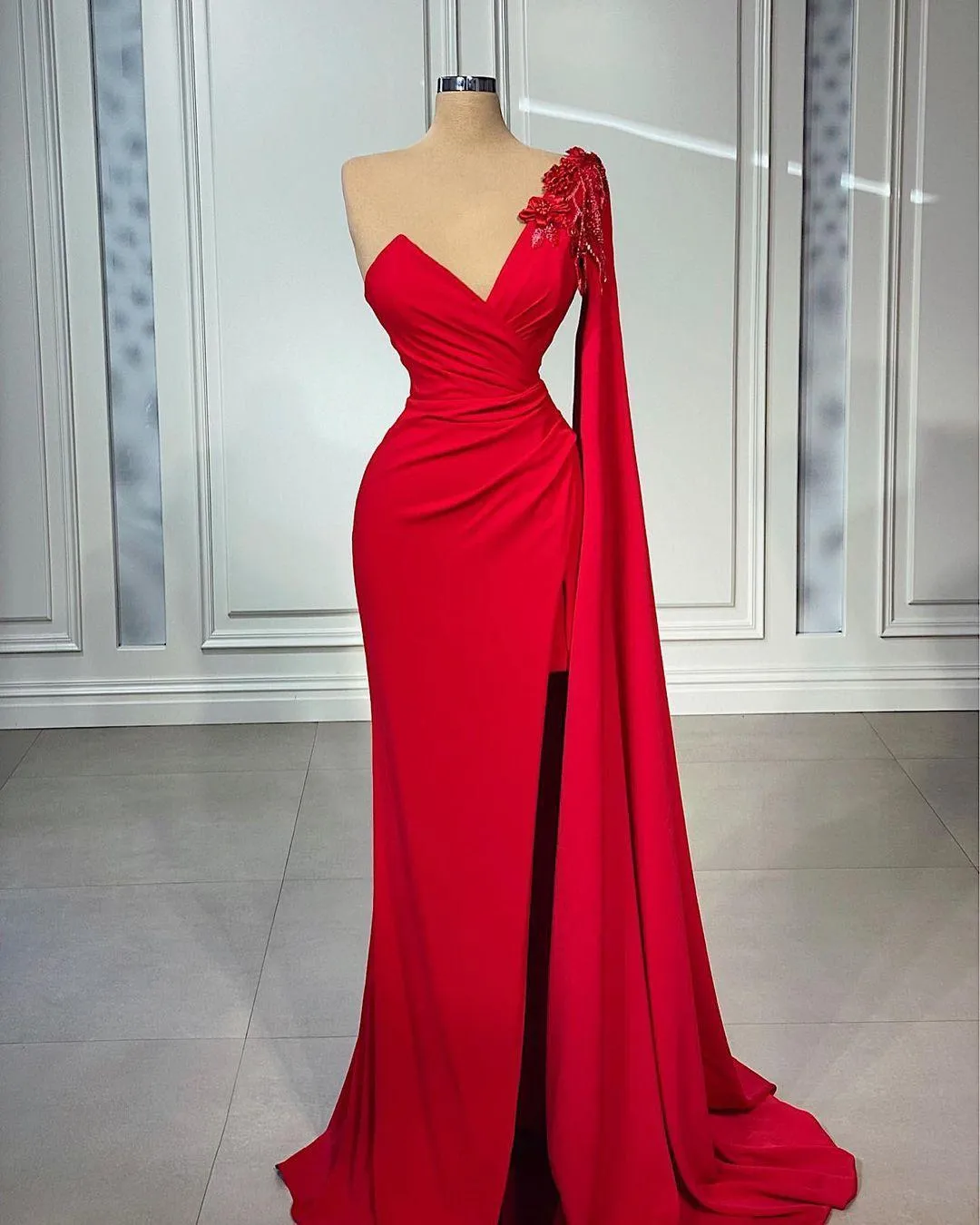 Robe de soirée sirène rouge élégante, asymétrique épaule dénudée, manches longues, dubaï, arabe, fente latérale, fleurs faites à la main, perles, longueur au sol, robe de bal sur mesure