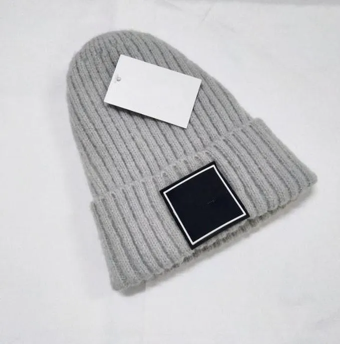 Wholesale High quality Winter caps Hats Women and men Beanies with Real Raccoon Fur Pompoms Warm Girl Cap snapback pompon beanie 6795