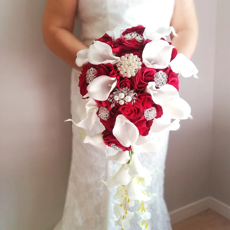 2021 Whintey Wedding Collection Blommor med pärlor Pärlor Rhinestone Burgundy Roses Vit Calla Lily Cascading Bouquet Ramo de la Boda Dropshipping
