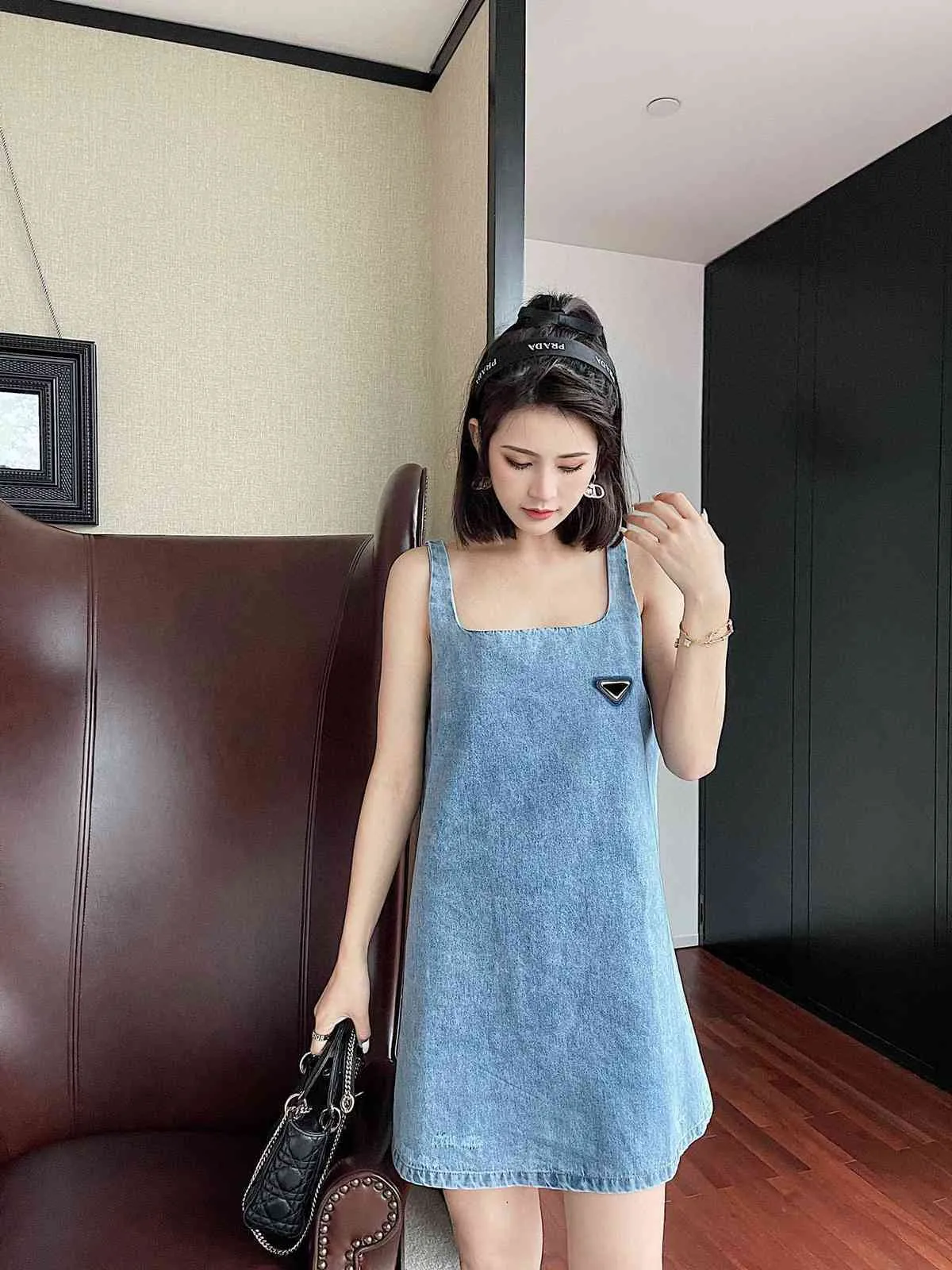 Women Dress Sleeveless Denim Shirt For Spring Summer Outwear Casual Style With Budge Letter Lady Slim Dresses Belt Pleated Skirt Button Zipper Bust Tops