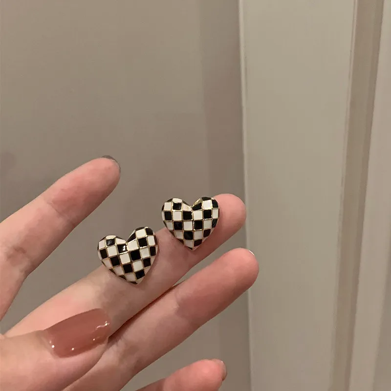 Trendy White Black Heart Plaid Studs Earrings for Women Night Club Party Jewelry Cool Girl Fashion Geometric Earring New Year Lucky Gifts