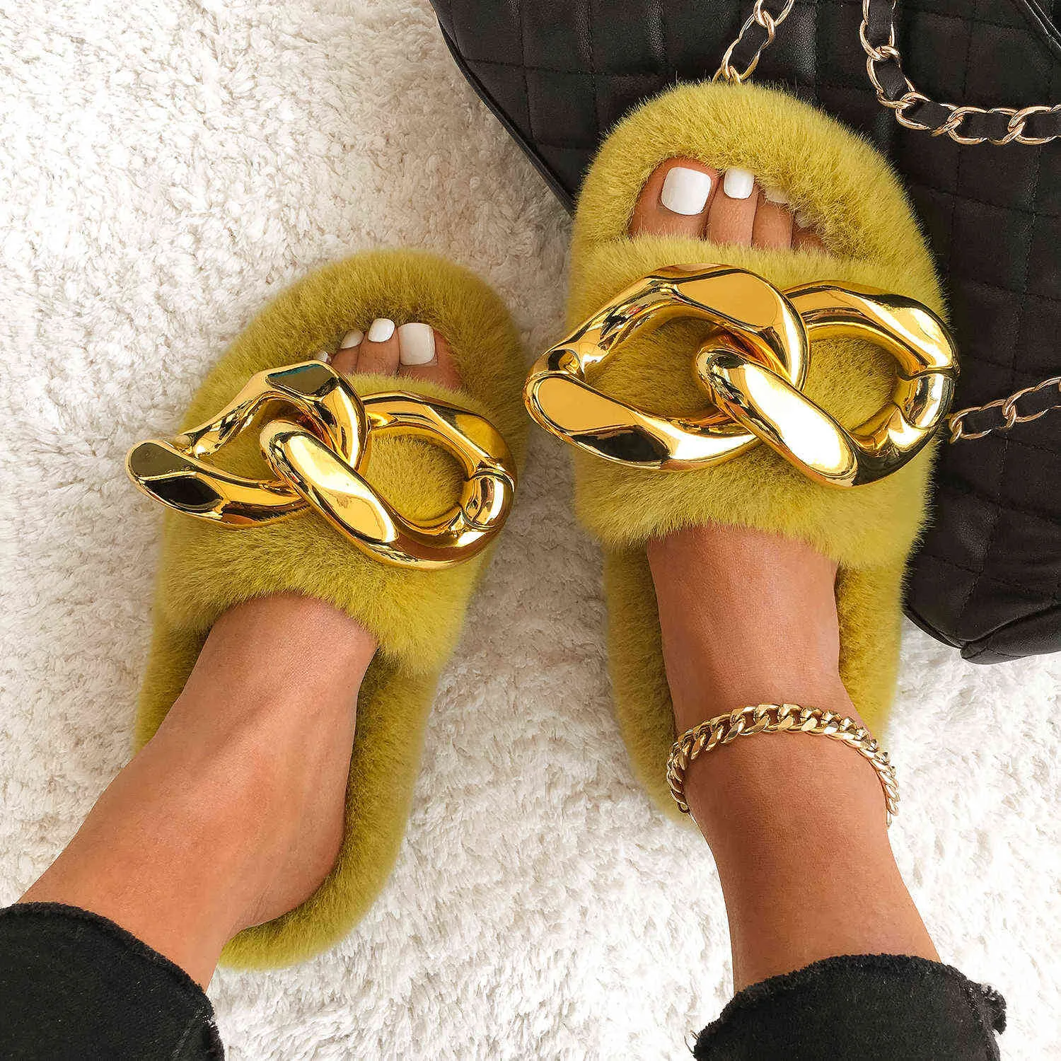 Furry Slides Fluffy Flip Flops Big Gold Chain Plush Tofflor Hem Flat Sandaler Lyxiga Faux Fur Slippers Ladies Fashion Fur Shoes H0914