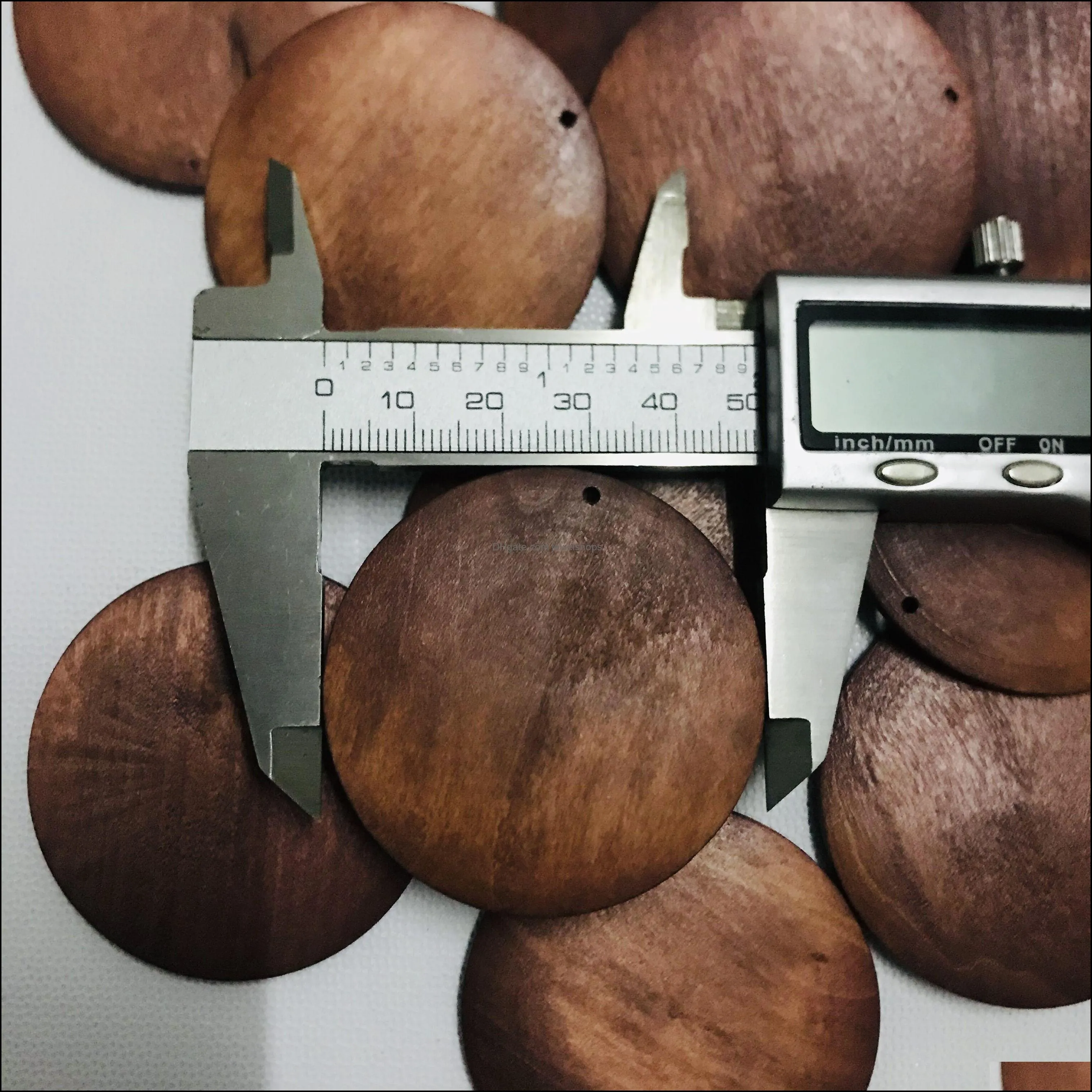 2021 Spot wholesale 5CM round wood pieces, blues key chain chipsewood pieces bead DIY decoration with brown accessori