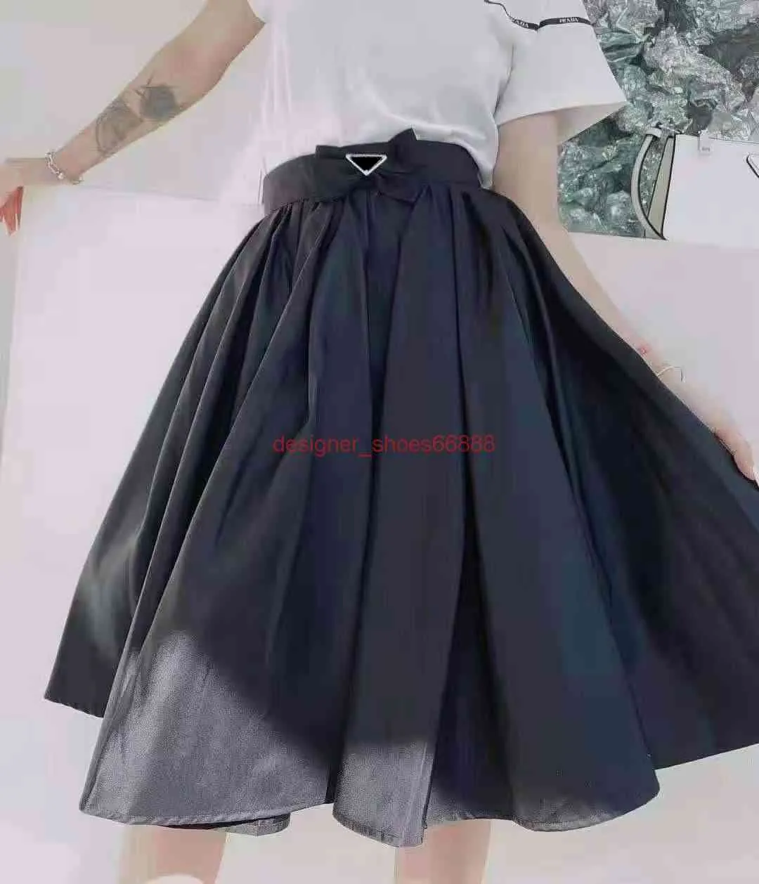 21ss Women Skirt Fashion Style Bow Budges High Quality Lady Half Dresses with Inverted Triangle Matches Skirts for Spring Autumn Outwears