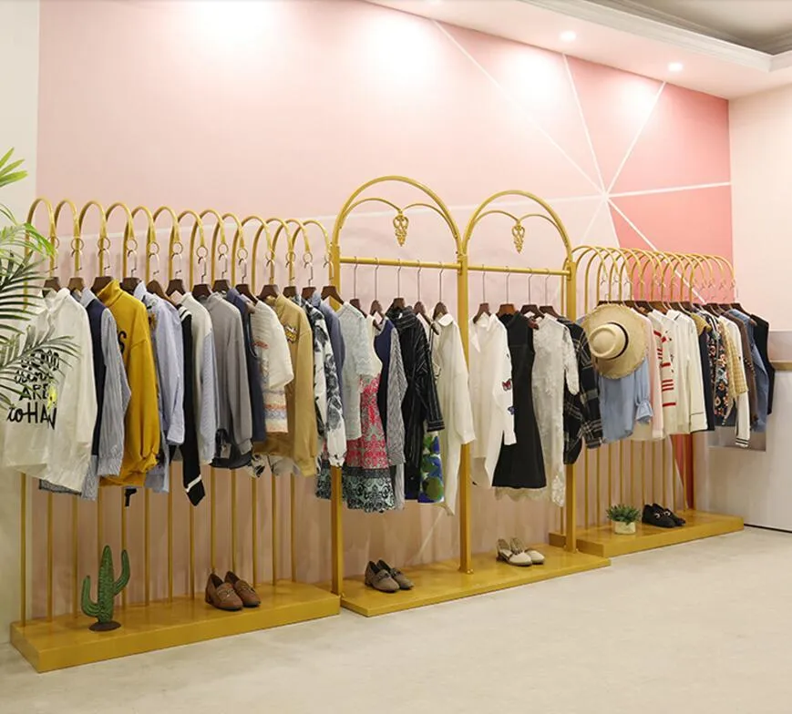Appendiabiti rack Golden Display rack per i vestiti nel negozio di abbigliamento Zhongdao, negozio femminile con personalità di atterraggio