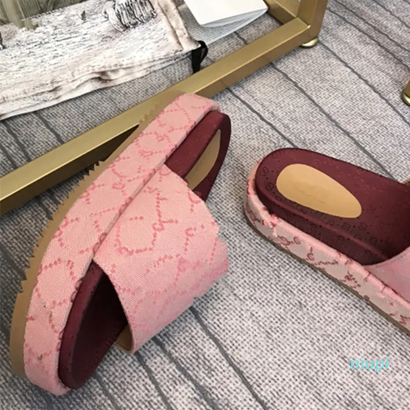 2022 Fashion's Women's Chinelos Design Design de Designer Grosso Bottom Confortável Sapatos genuínos Ambiente luxuoso Elegante