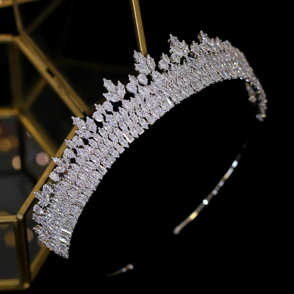 Högkvalitativ zirkoniumoxid Brudbröllop Hårtillbehör Tiara Headband Crystal Crown Graduation Smycken