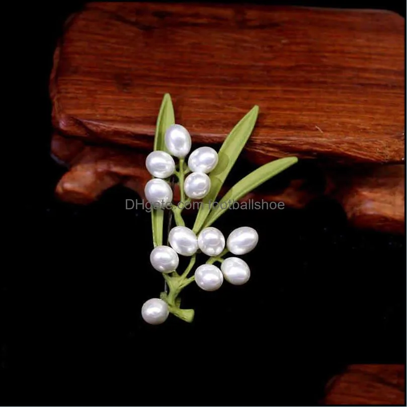 Factory Outlet Brooch Korean fashion green pearl bouquet corsage temperament elegant plant Pin women`s coat dress access