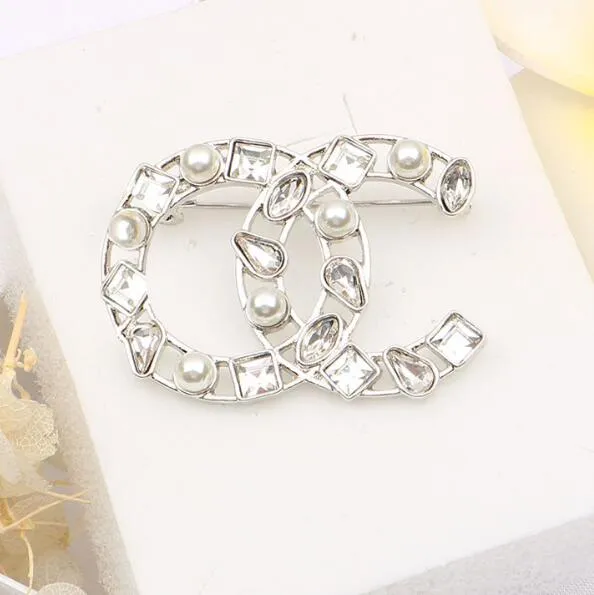 High Quality Double Letter Brooch In Sweet Wind INS Design For Suit Ladies  Suit Accessories From Ming0101, $1.97