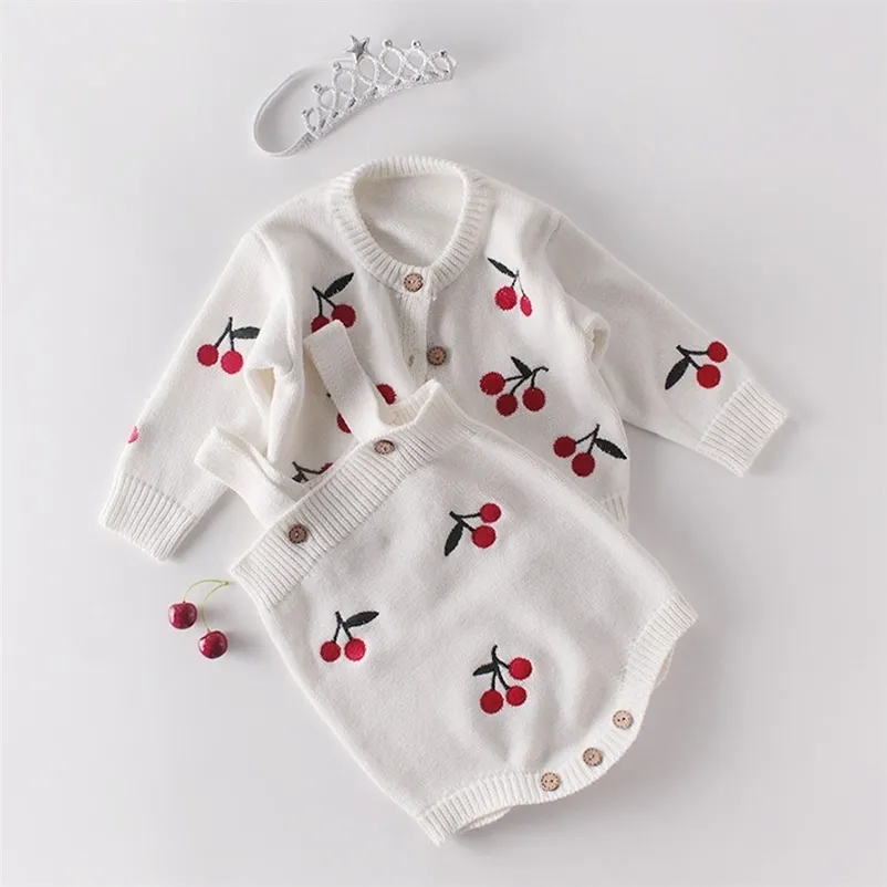 春の秋の赤ちゃんの女の子の衣装服セット生まれのチェリーニットコート+ロンパーススーツの幼児ガールズ服210521