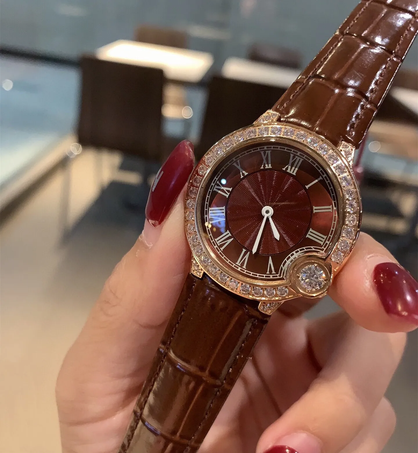 女性の幾何学的ローマ数の腕時計の茶色の革ストラップ腕時計ステンレス鋼ラインストーンクォーツ時計33mm