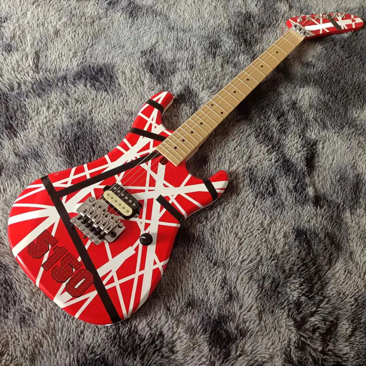 Serie roja de rayas Krama 5150 Guitarra eléctrica blanca roja con tipo abierto Pickups Zebra Maple Freboard