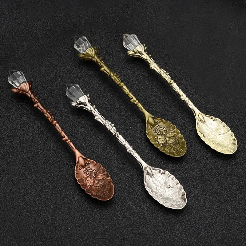 Crystal Head Vintage Coffee Scoops Royal Style Zinc Alloy Carved Mini Fruit Dessert Tea Ice Cream Spoon Flatware Mugs Mixing Spoons Table Decoration JY0287