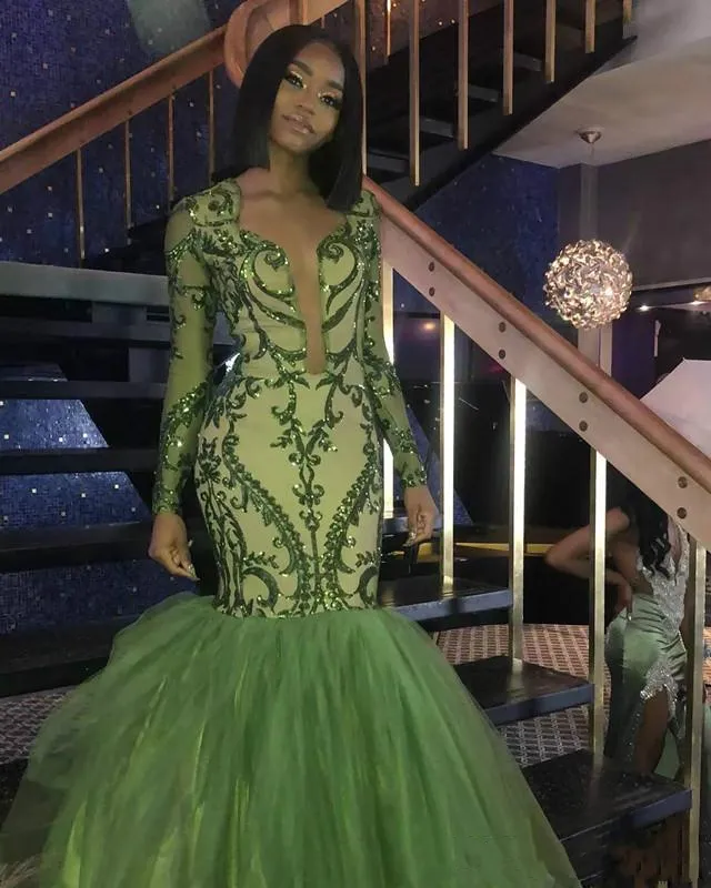 Sexy afrikanische grüne Spitze Meerjungfrau Ballkleider 2022 Stufen Perlen Applikationen Lange Ärmel Tiefer V-Ausschnitt Abendkleider Verlobungskleid