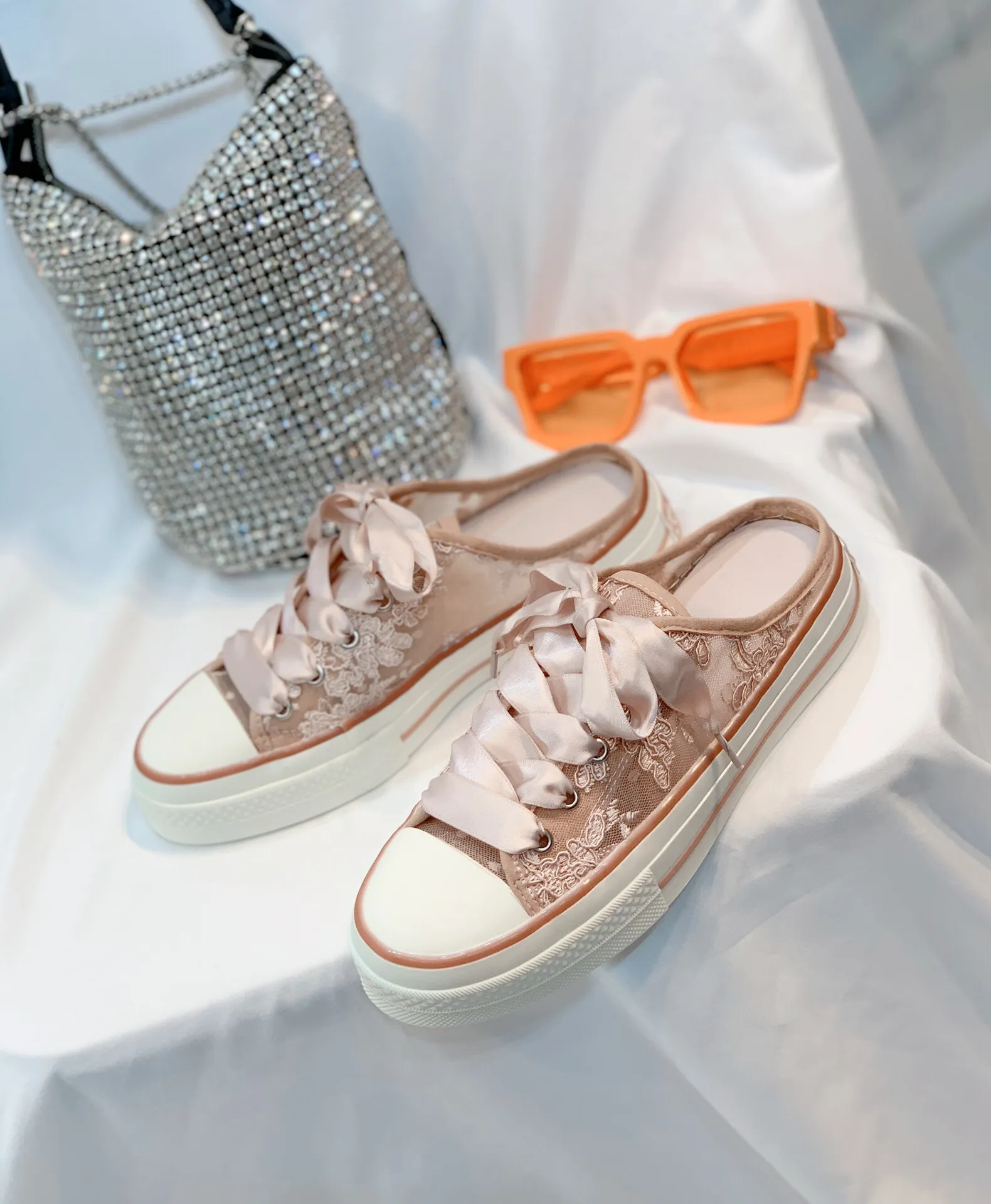 2021 Scarpe casual ricamate in rete rosa Eleganti pantofole di tela con lacci Eleganti e dolci Scarpe da donna in pizzo di raso