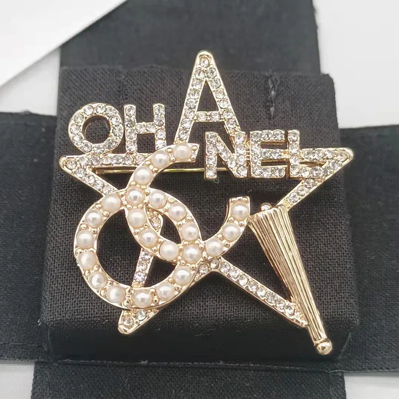 العلامة التجارية الكلاسيكية الفاخرة Desinger Brooch Women Star inlay Crystal Rhinestone Leaf Letters Brouches Suit Pin Pin