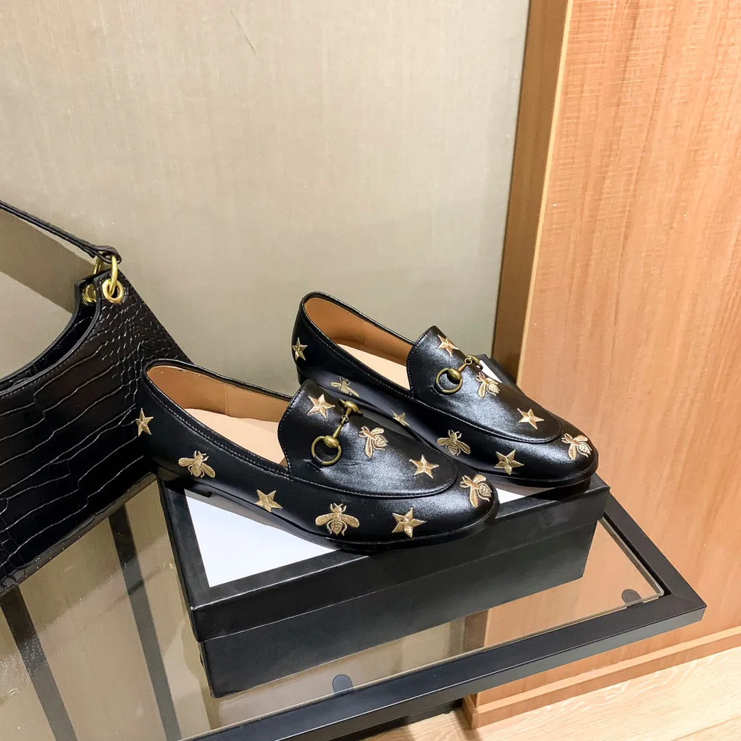 패션 공식 여성 신발 플랫 아가씨 펌프 금속 로고 자수 럭셔리 디자이너 여자 드레스 신발 무도성 저녁
