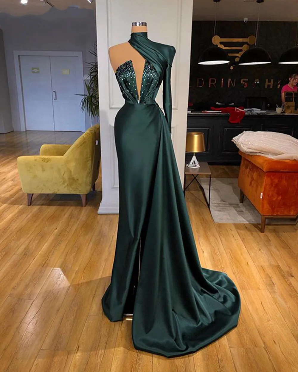 2022 Emerald Green Mermaid Dark Green Prom Dress with Beaded Crystals and Long Sleeves - Sexy High Neck Formal Evening Gown for Dubai Women