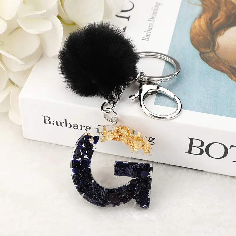 Novo Black Pompom Letra Chaveiro Favor Favor Inglês Alfabeto Keyring Glitter Gradient Resina Carro Espelho Espelho Mulheres Handbag Charms