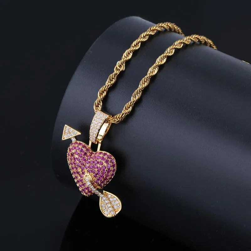 Подвесные ожерелья Hip Hop Bling Rapper Micro Paved Red Cz Stone Shiny Cupine Arrow Heart Andants Мужчины Wome модные украшения