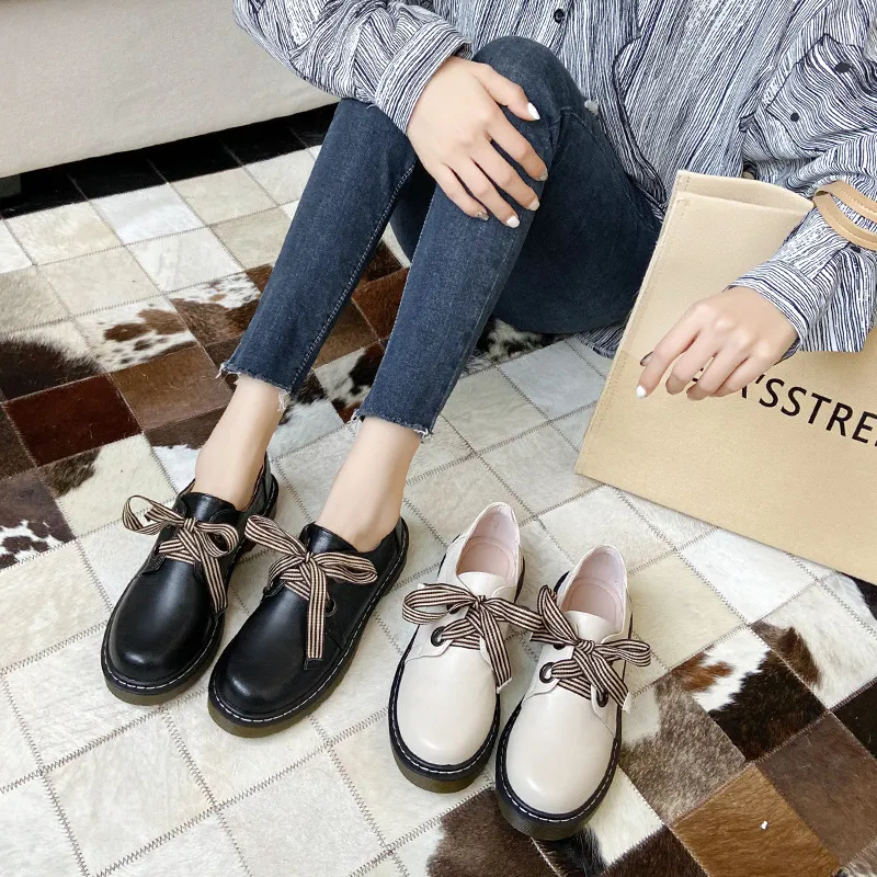 2021 mode Damen Schule Stil Leder Schuhe Frauen Wohnungen Marke Frauen Brogue Schuhe Weibliche Schuhe Schwarz Weiß A2162