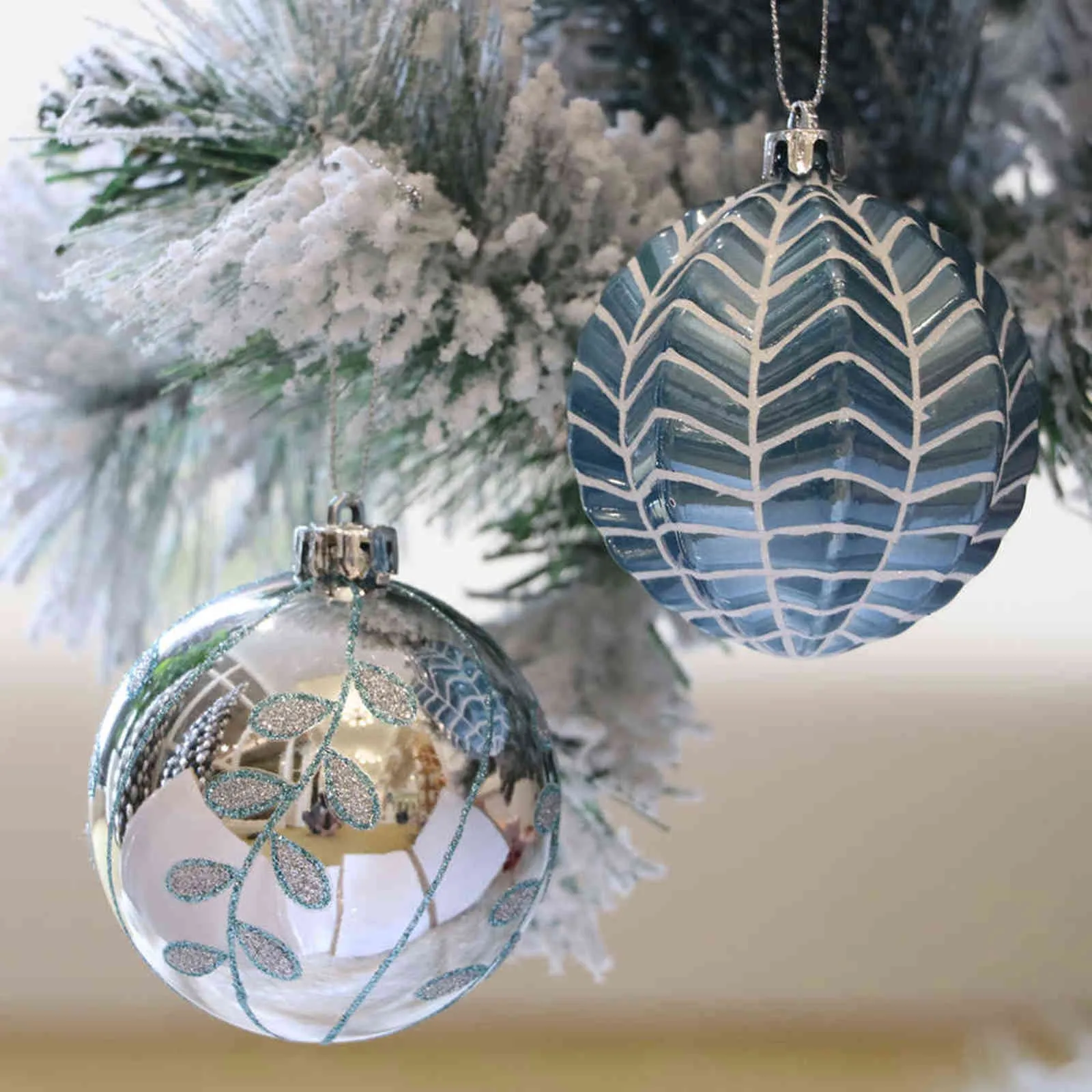 EDHITNR Liquidation 12 Pcs Boules De Noël En Velours Floquées Ornements De Sapin De Noël Boules En Plastique Xmas Ornements Décoratifs Suspendus Décoration De Sapin De Noël 2.4 Pouces Noir Et Offres