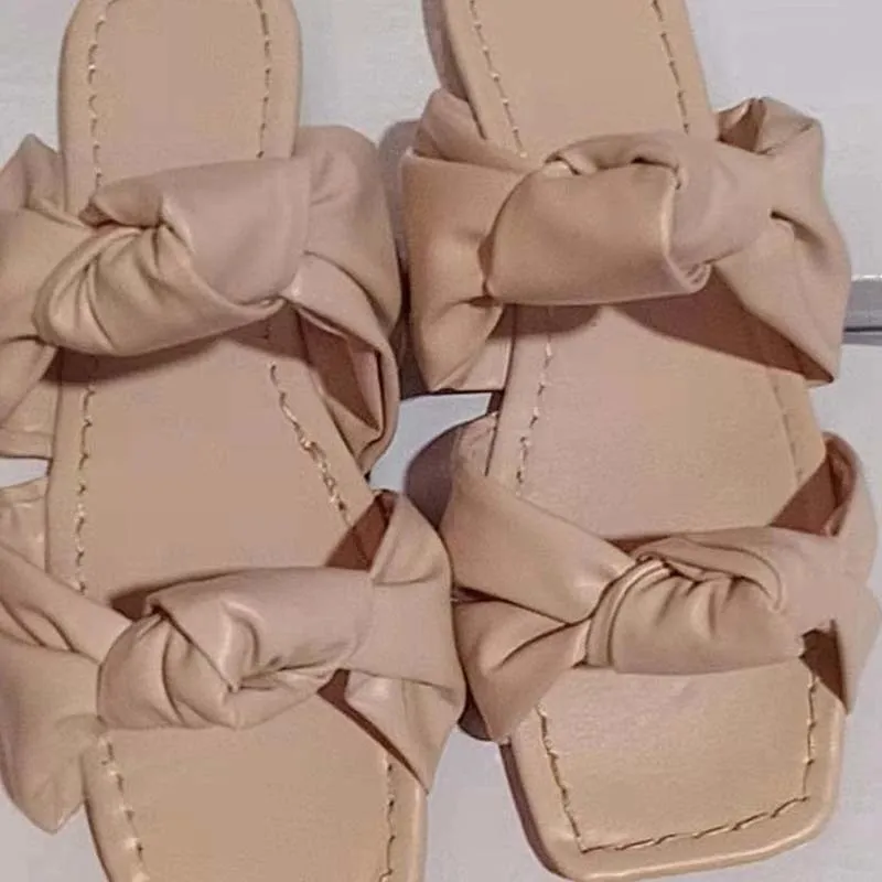 2021 Sandales pour femmes Chaussures confortables à bout ouvert Sandales à semelle plate Chaussures pour dames Casual Slip sur Femme Sandal Designer Femmes Chaussures plates C0410