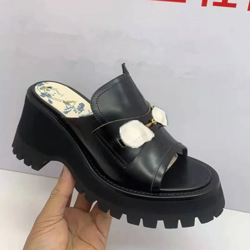 2021 latest thick sole sandals. Luxurious calf leather upper. Rubber sole. Comfortable and beautiful. Noble temperament